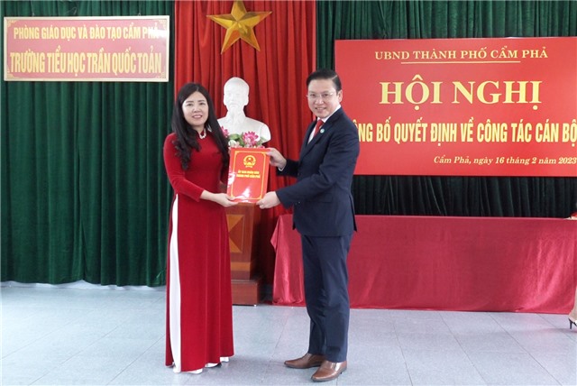 Trao quyết định bổ nhiệm Hiệu trưởng trường Tiểu học Trần Quốc Toản