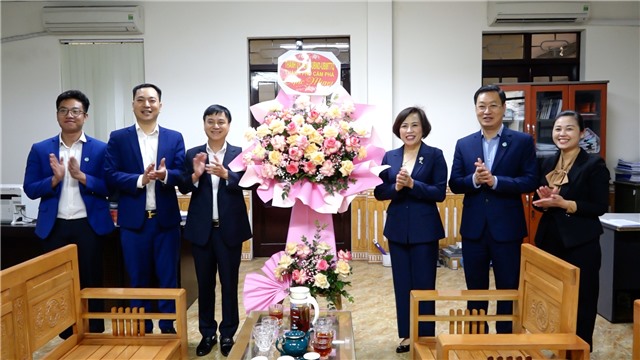 Đồng chí Nguyễn Thị Kim Phượng - Phó Bí thư Thường trực Thành ủy thăm và tặng hoa chúc mừng các đơn vị Y tế