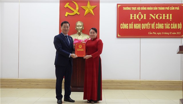 Trao E2 bet đăng nhập phê chuẩn kết quả bầu cử Chủ tịch HĐND phường Cẩm Thịnh