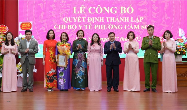 Phường Cẩm Sơn: Công bố E2 bet đăng nhập thành lập Chi bộ Trạm y tế phường