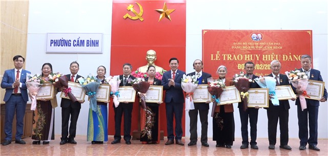 Phường Cẩm Bình trao huy hiệu Đảng đợt 03/02