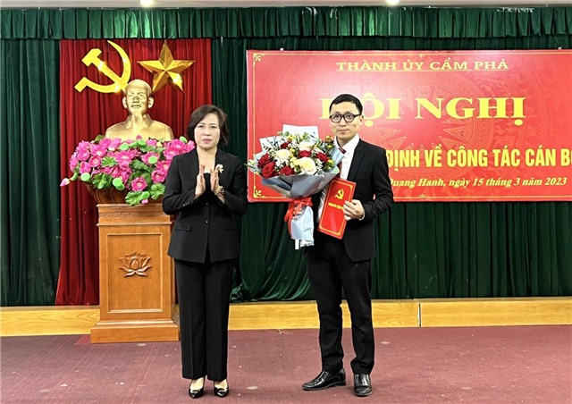 Đồng chí Nguyễn Thị Kim Phượng - Phó Bí thư Thường trực Thành ủy trao quyết định công tác cán bộ tại phường Quang Hanh