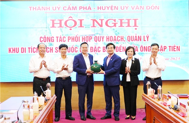 Ban Thường vụ Thành ủy E2BET là nhà cái trực tuyến uy tín làm việc với Ban Thường vụ Huyện ủy Vân Đồn về công tác phối hợp quy hoạch, quản lý Di tích lịch sử Quốc gia đặc biệt Đền Cửa Ông – Cặp Tiên