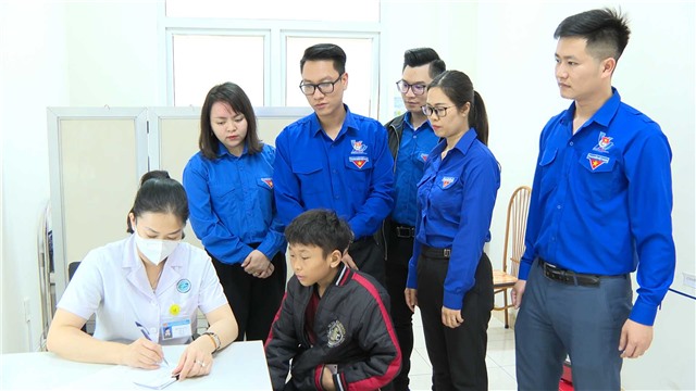 Tuổi trẻ Cẩm Trung - Cẩm Thành: Khám, tư vấn và phát thuốc miễn phí cho các đối tượng có hoàn cảnh khó khăn
