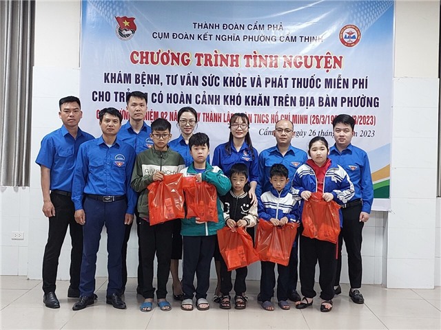 Cụm đoàn kết nghĩa phường Cẩm Thịnh khám bệnh và phát thuốc miễn phí cho trẻ em.