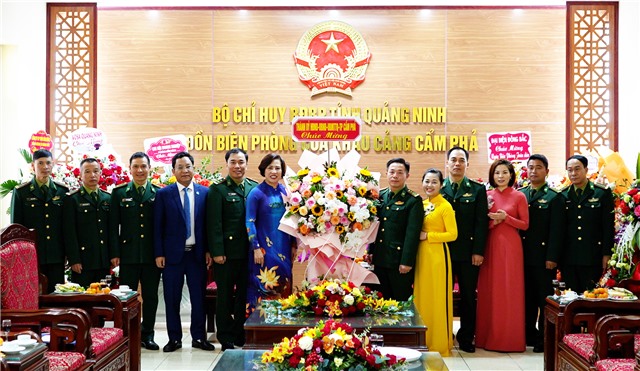Đồng chí Nguyễn Thị Kim Phượng – Phó Bí thư Thường trực Thành ủy thăm và tặng hoa chúc mừng các đơn vị Bộ đội Biên phòng