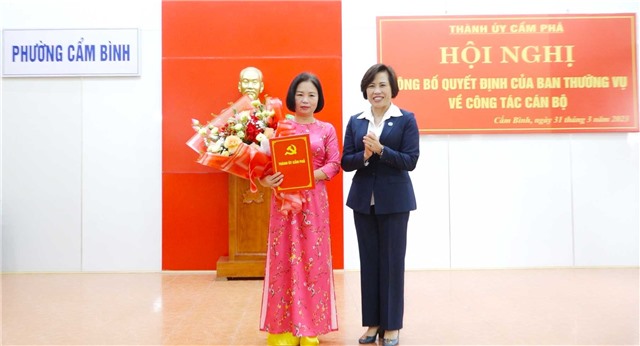 Công bố quyết định về công tác cán bộ tại phường Cẩm Bình