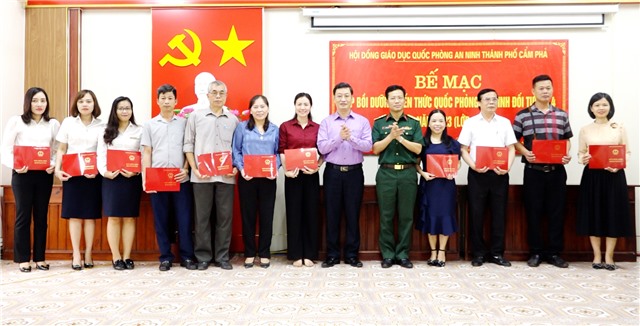 Bế giảng lớp bồi dưỡng kiến thức quốc phòng an ninh đối tượng 4 năm 2023