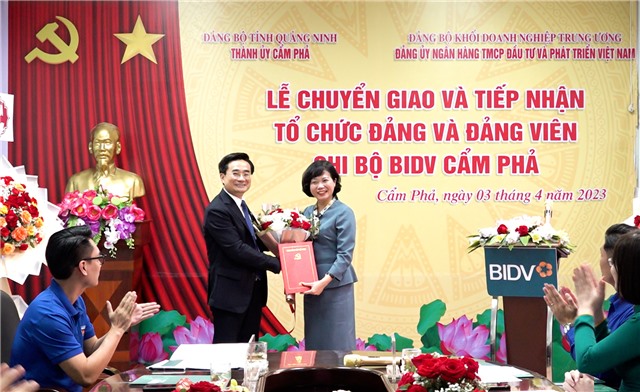 Lễ chuyển giao và tiếp nhận tổ chức Đảng, đảng viên Chi bộ Ngân hàng TMCP Đầu tư và Phát triển Việt Nam (Ngân hàng BIDV) - Chi nhánh E2BET là nhà cái trực tuyến uy tín