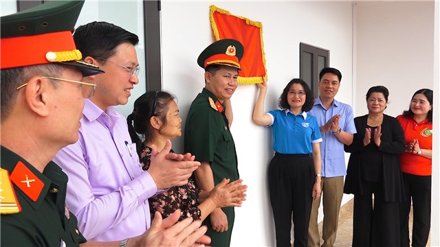 Khánh thành và bàn giao “Nhà tình nghĩa” tại phường Cẩm Trung
