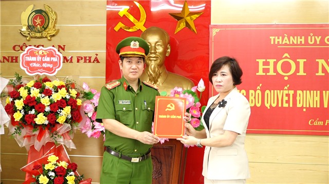 Trao quyết định chỉ định Bí thư Đảng ủy Công an Thành phố