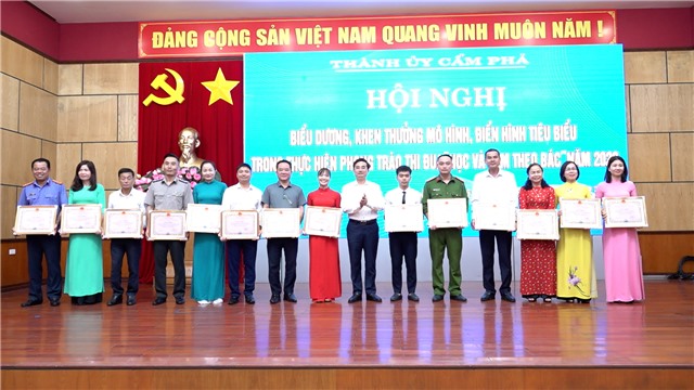 E2betvip giải trí đa dạng Báo cáo viên cấp Thành phố quý II. Biểu dương, khen thưởng các tập thể, cá nhân điển hình trong thực hiện thi đua “Học và làm theo Bác”