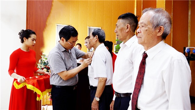 Phường Cẩm Thạch trao tặng Huy hiệu Đảng đợt 19/5 và tuyên dương điển hình thực hiện tốt việc học tập và làm theo Bác