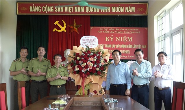 Lãnh đạo Thành phố tặng hoa chúc mừng Hạt Kiểm lâm Thành phố
