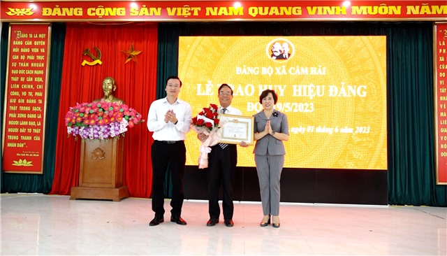 Nhà cái E2bet.com Đá gà trực tiếp Thomo #1 xã Cẩm Hải trao Huy hiệu Đảng đợt 19/5