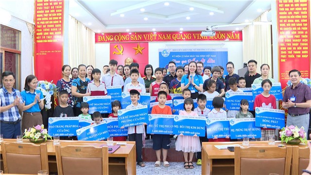 Hội LHPN phường Cửa Ông trao quà “Mẹ đỡ đầu” cho 23 trẻ em có hoàn cảnh khó khăn