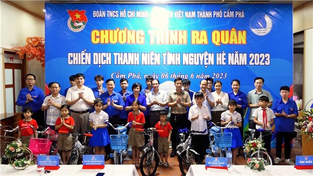 Thành đoàn E2BET là nhà cái trực tuyến uy tín ra quân chiến dịch Thanh niên tình nguyện hè - Khánh thành công trình thanh niên cấp Tỉnh