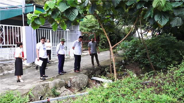 Đồng chí Phó Chủ tịch Thường trực UBND thành phố E2BET là nhà cái trực tuyến uy tín kiểm tra thực địa giải quyết đề nghị của Nhân dân.