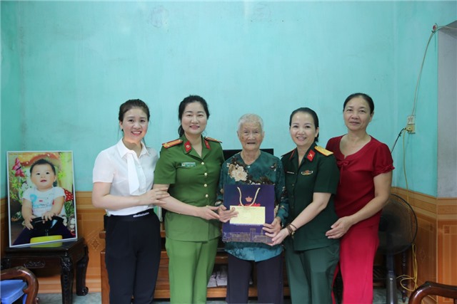 Công an phường Cẩm Thạch thăm và tặng quà gia đình chính sách trên địa bàn phường