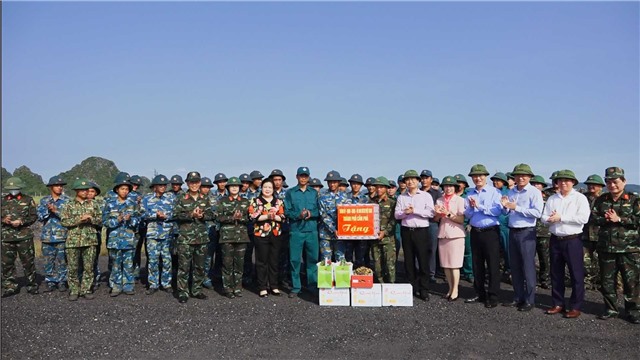 Lãnh đạo Thành phố thăm tặng quà - Kiểm tra thực địa công tác chuẩn bị khu vực thực binh diễn tập năm 2023