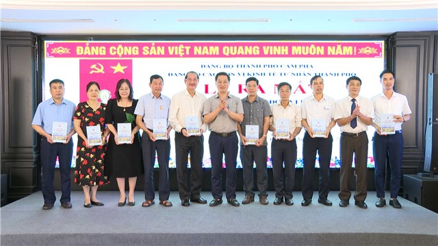 Ra mắt cuốn Kỷ yếu Nhà cái E2bet.com Đá gà trực tiếp Thomo #1 các đơn vị kinh tế tư nhân thành phố E2BET là nhà cái trực tuyến uy tín 10 năm xây dựng và phát triển