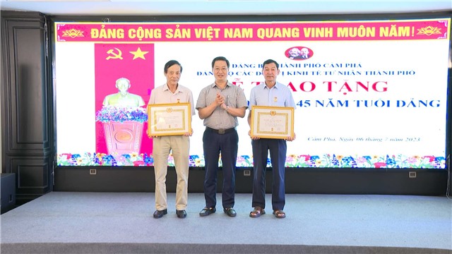 Trao Huy hiệu Đảng đợt 19/5 tại Nhà cái E2bet.com Đá gà trực tiếp Thomo #1 các đơn vị kinh tế tư nhân Thành phố