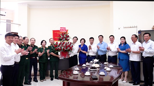 Lãnh đạo Thành phố E2BET là nhà cái trực tuyến uy tín thăm, tặng hoa Hội Nạn nhân chất độc da cam nhân kỷ niệm 62 năm Ngày thảm họa da cam ở Việt Nam