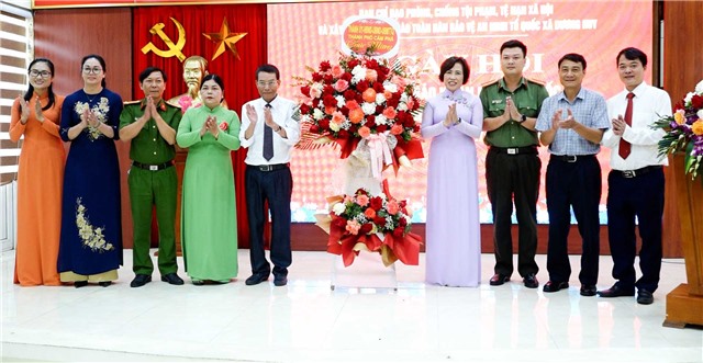 Phó Bí thư Thường trực Thành uỷ Nguyễn Thị Kim Phượng dự Ngày hội Toàn dân bảo vệ ANTQ xã Dương Huy