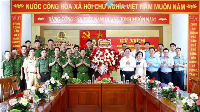 LÃNH ĐẠO THÀNH PHỐ TẶNG HOA CHÚC MỪNG NGÀY TRUYỀN THỐNG CÔNG AN NHÂN DÂN