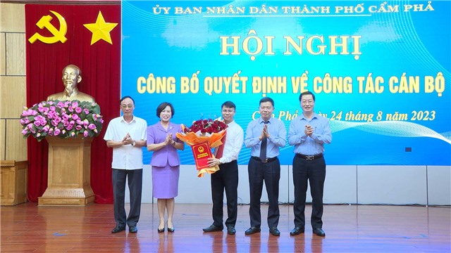 Trao quyết định bổ nhiệm Trưởng Phòng Giáo dục và Đào tạo thành phố