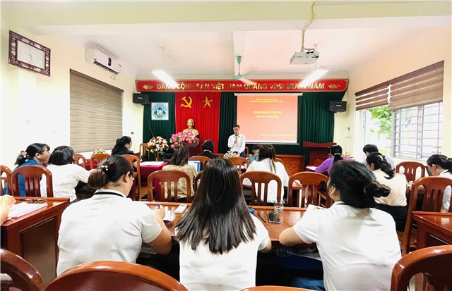 Phó Bí thư Thường trực Thành ủy dự sinh hoạt chi bộ tại trường Tiểu học - THCS Dương Huy