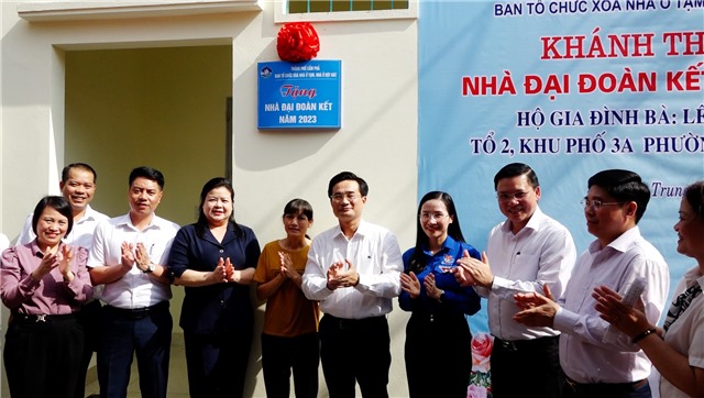 Bí thư Thành ủy Nguyễn Anh Tú dự khánh thành nhà Đại đoàn kết tại phường Cẩm Trung