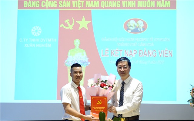 Chi bộ Công ty TNHH Dịch vụ thương mại tổng hợp Xuân Nghiêm kết nạp Đảng viên mới