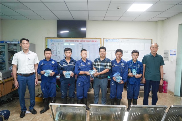 Công đoàn TKV trao tặng 50 mặt nạ phòng bụi, 6 chiếc kính Hàn chống tia hồ quang cho người lao động E2betvip tỷ lệ kèo hấp dẫn