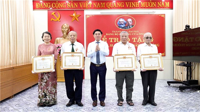 Nhà cái E2bet.com Đá gà trực tiếp Thomo #1 phường Cửa Ông: Trao Huy hiệu Đảng đợt 2/9