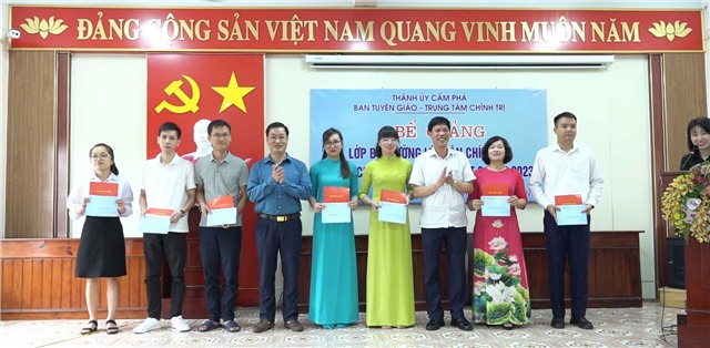 Bế giảng lớp bồi dưỡng lý luận chính trị cho Đảng viên mới đợt 3 năm 2023