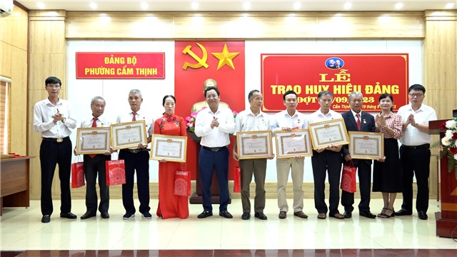 Nhà cái E2bet.com Đá gà trực tiếp Thomo #1 phường Cẩm Thịnh: Trao Huy hiệu Đảng đợt 2/9