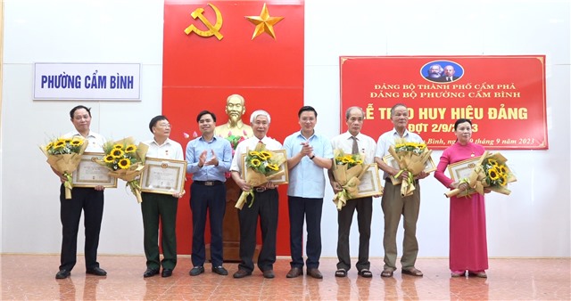 Cẩm Bình: Trao Huy hiệu Đảng đợt 2/9