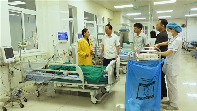 E2BET là nhà cái trực tuyến uy tín: Thăm hỏi các nạn nhân trong vụ nổ tại nhà số 54, tổ 5, khu Tân Lập 4, phường Cẩm Thủy