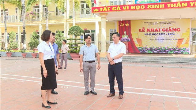 Phó Chủ tịch Thường trực Link E2bet hiện đang mở kiểm tra công tác chuẩn bị cho Lễ khai giảng năm học mới