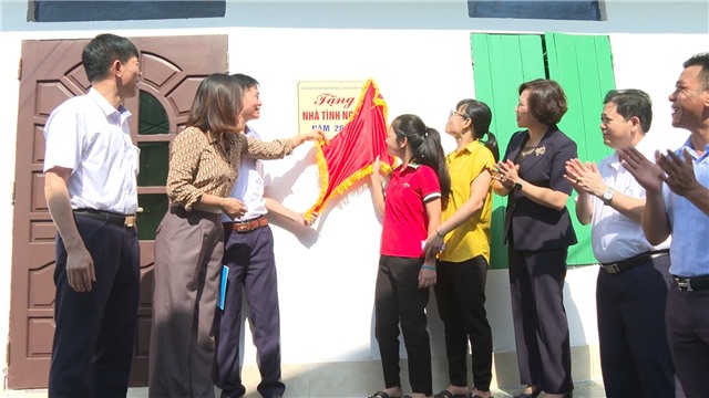 Phó Bí thư Thường trực Thành uỷ dự khánh thành nhà tình nghĩa tại phường Mông Dương