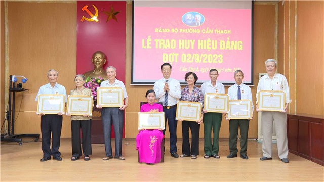 Phường Cẩm Thạch trao tặng Huy hiệu Đảng đợt 2/9