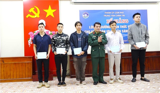 Bế giảng lớp bồi dưỡng nhận thức về Đảng cho công dân ưu tú sẵn sàng nhập ngũ năm 2024