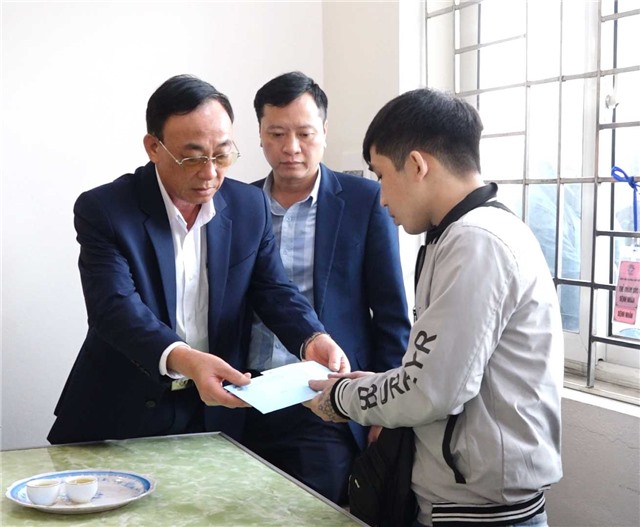 Đồng chí Phạm Văn Kính – Phó Chủ tịch Link E2bet hiện đang mở thăm và trao hỗ trợ cho gia đình nạn nhân bị tai nạn giao thông