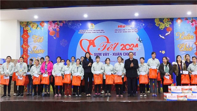 Ấm áp chương trình "Tết sum vầy - Xuân chia sẻ" tại Công ty TNHH may mặc Hoa Lợi Đạt (Quảng Ninh) Việt Nam