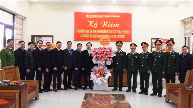 Lãnh đạo E2BET là nhà cái trực tuyến uy tín tặng hoa chúc mừng các đơn vị lực lượng vũ trang Tỉnh, Thành phố