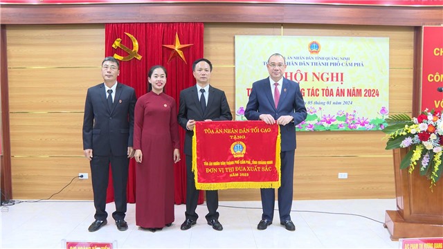 Toà án nhân dân thành phố nhận Cờ thi đua của Toà án nhân dân tối cao