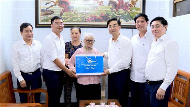 Các đồng chí lãnh đạo Thành phố thăm, chúc thọ Người cao tuổi trên địa bàn