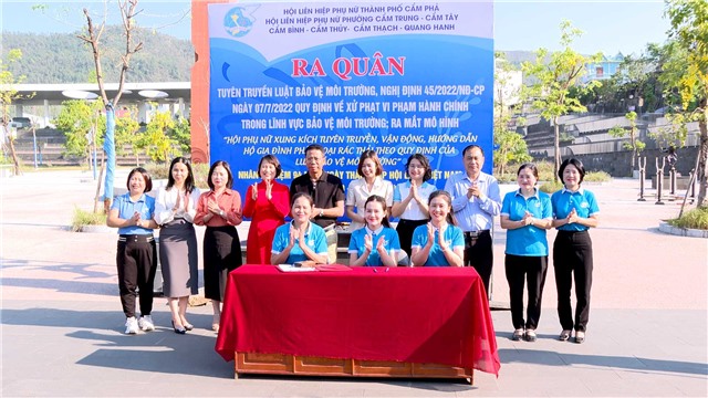 Phụ nữ Quang Hanh, Cẩm Thạch, Cẩm Trung, Cẩm Thủy, Cẩm Bình, Cẩm Tây ra quân tuyên truyền Luật bảo vệ môi trường