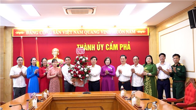 Thường trực Thành ủy chúc mừng nhân ngày truyền thống các Ban xây dựng Đảng Thành ủy, Văn phòng Thành ủy, Hội Nông dân, Hội LHTN, Hội LHPN Thành phố